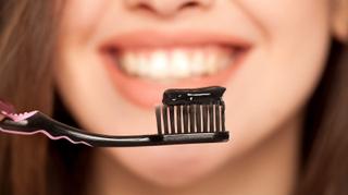 Koristi i opasnosti crne paste za zube: Evo kako utječe na caklinu 
